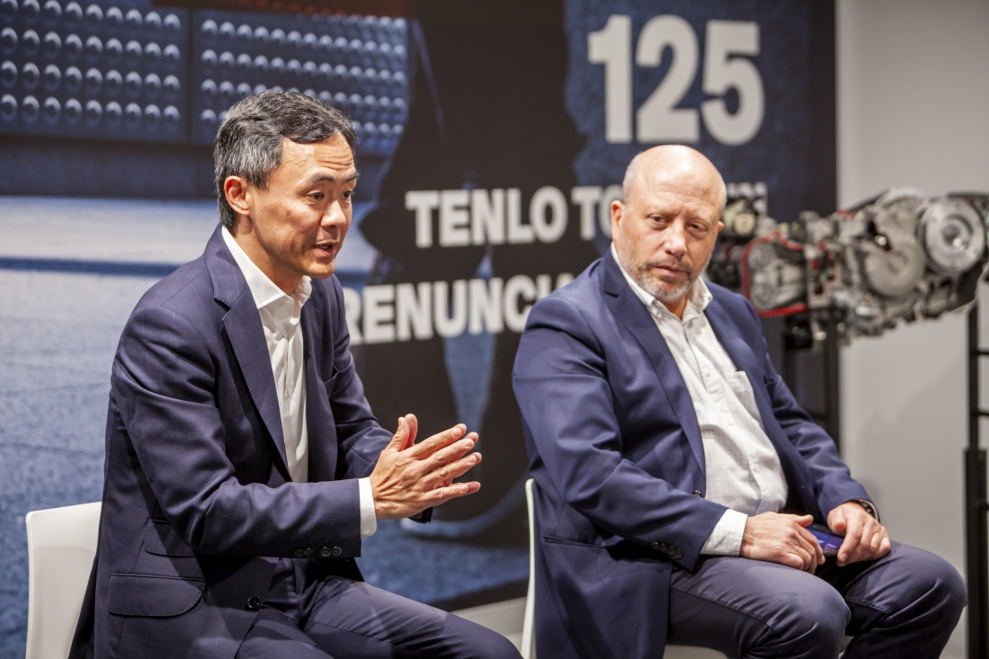 Carlos Wang (KYMCO)  y Tomás Pérez (Repsol), durante la rueda de prensa. KYMCO España