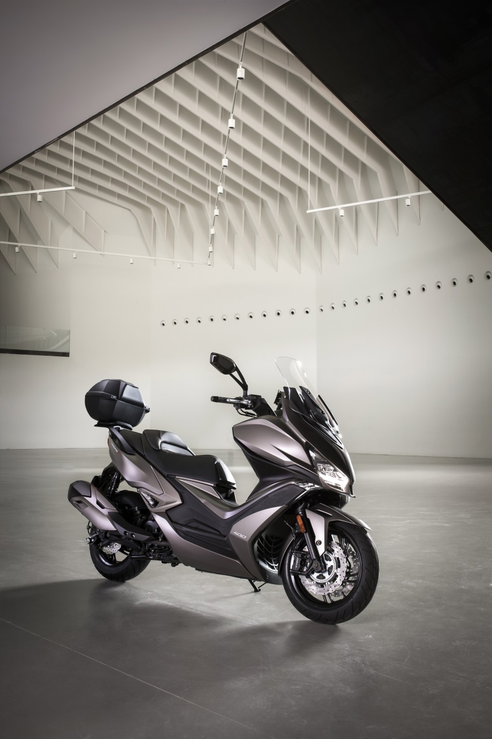 Xciting S 400, en marrón. KYMCO España