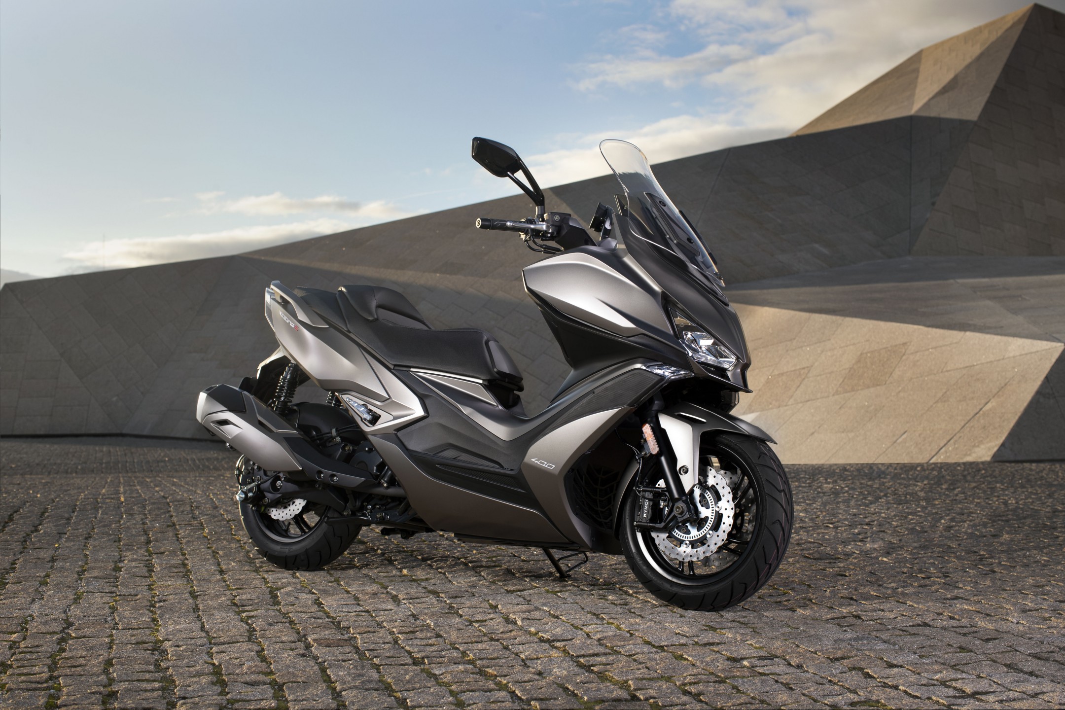 Xciting S 400, en marrón. KYMCO España