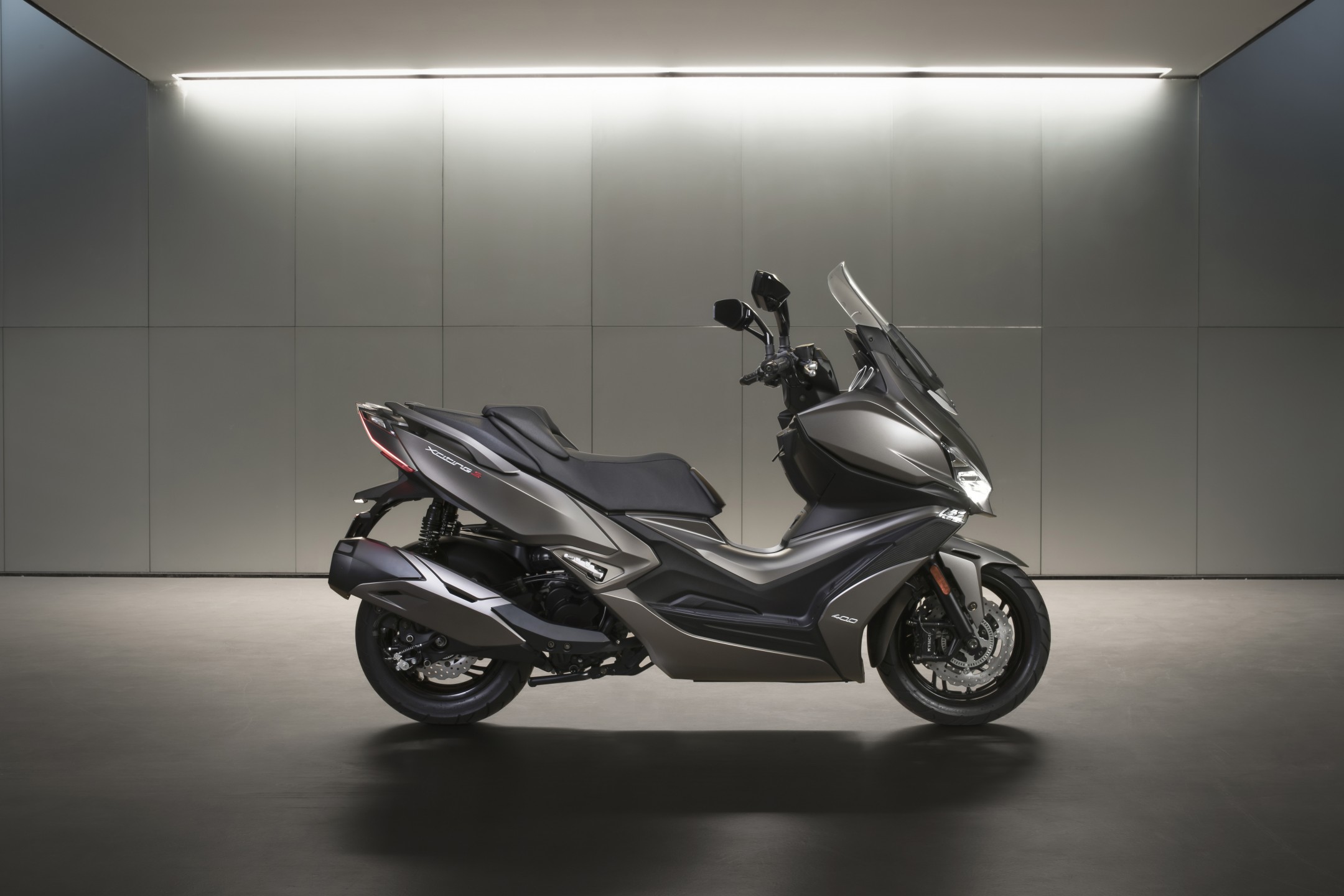 Xciting S 400, en marrón. KYMCO España