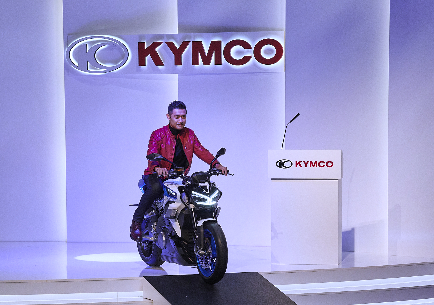 Allen Ko, presidente de Grupo KYMCO, muestra SuperNEX en marcha, en la rueda de prensa de presentación de novedades de Eicma19. KYMCO Global