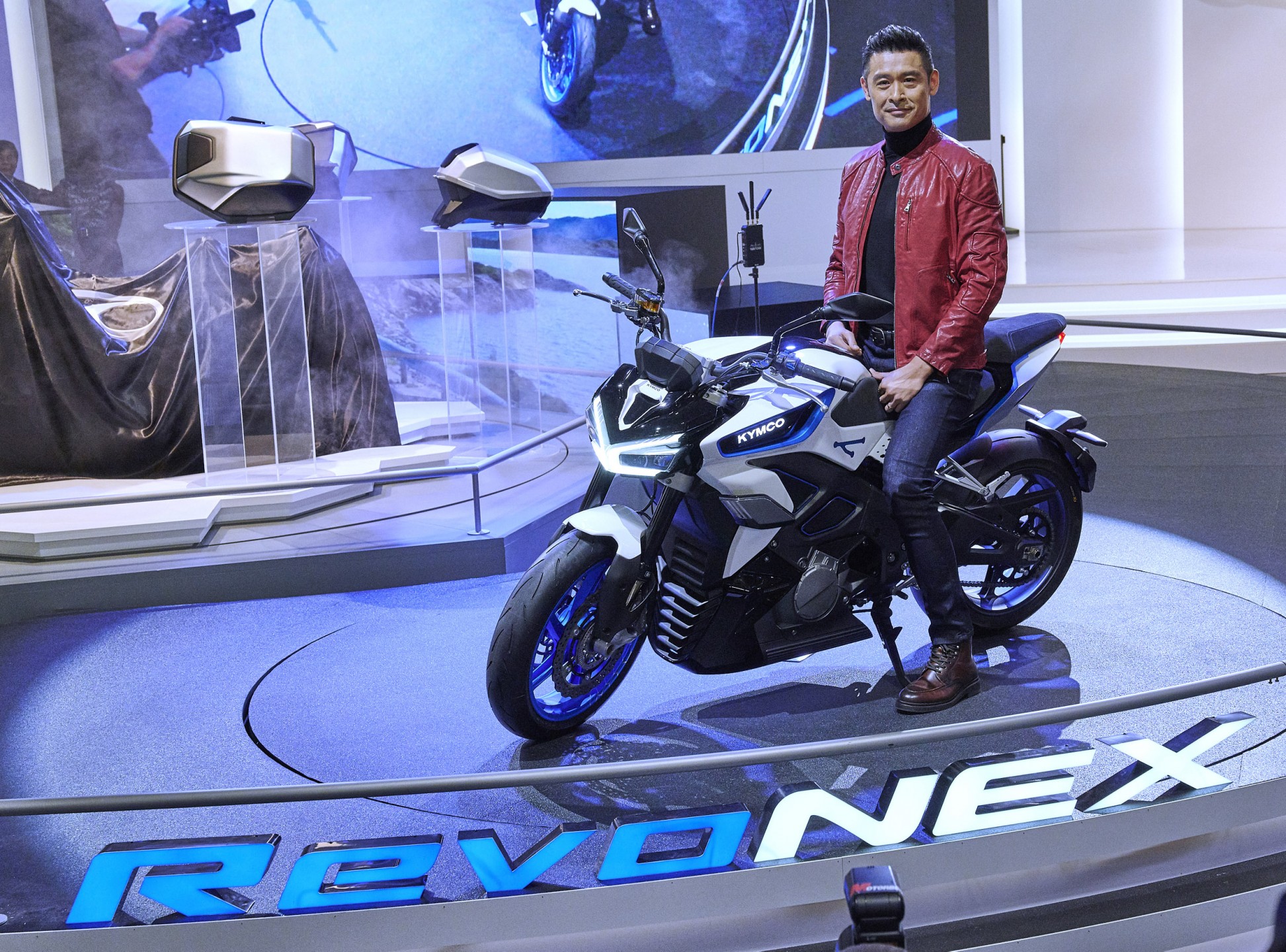 El presidente de KYMCO Global, Allen Ko, en la presentación de RevoNEX en Milán. KYMCO Global