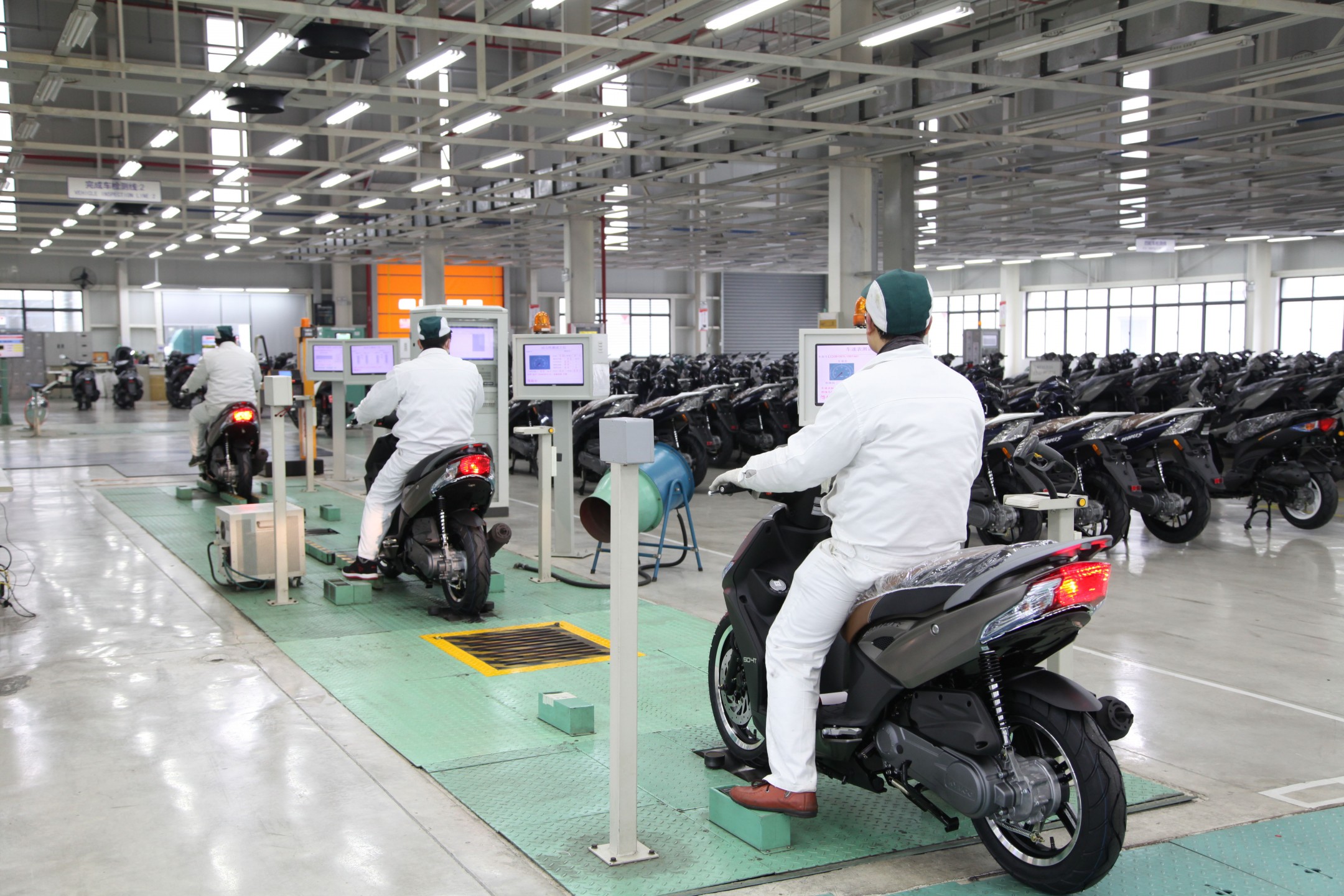Test final de emisiones en la cadena de producción de Agility City 50, en el centro industrial KYMCO Changzou. KYMCO Global