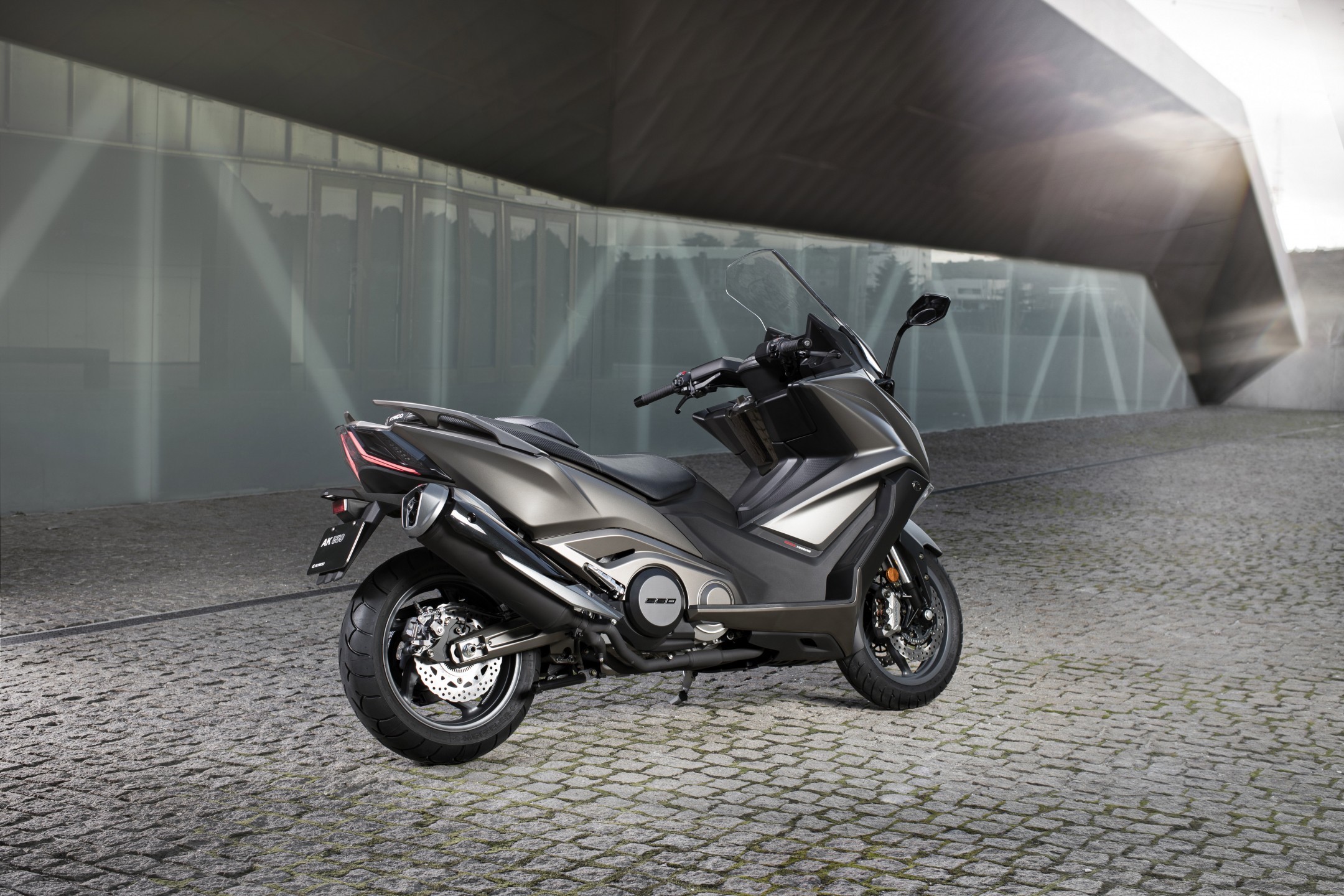 AK 550, en marrón. KYMCO España