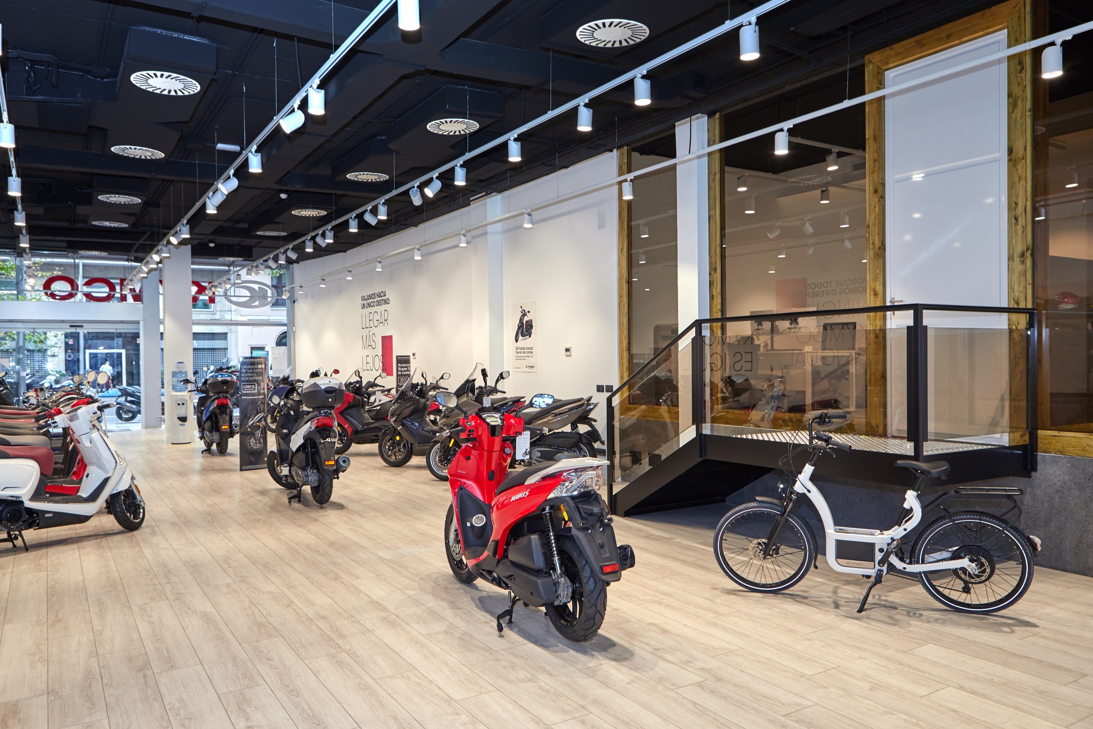 KYMCO Madrid (c/ Príncipe de Vergara, 37) cuenta con un gran espacio diáfano de 350 metros cuadrados en una planta abierta a la ciudad. KYMCO España