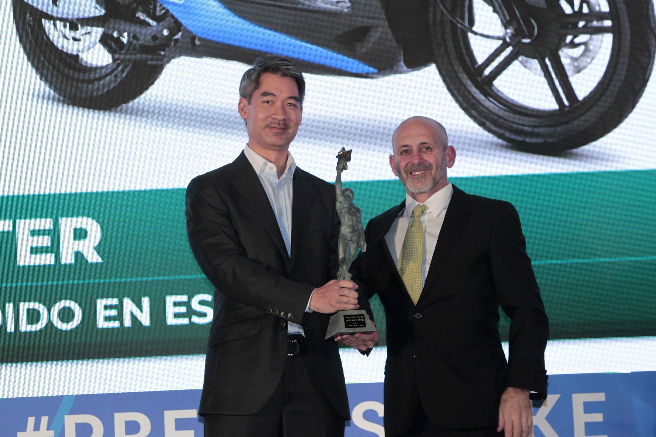 Ernesto Ko, Presidente de KYMCO España, recibe el Premio Luike del Motor al ‘Scooter más vendido en España’, de la mano de Carlos Hernandez, Presidente del Grupo Luike. 