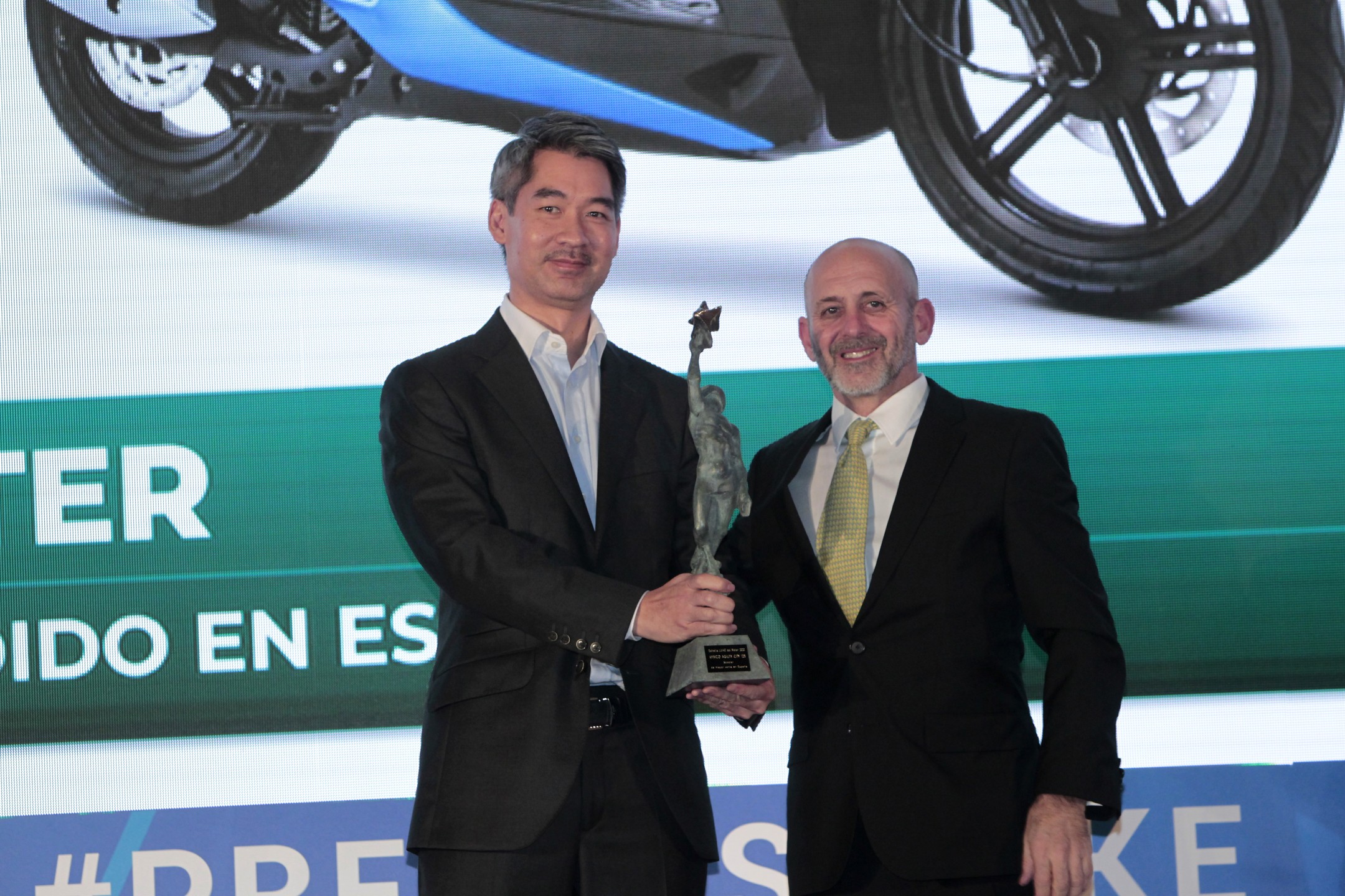 Ernesto Ko, Presidente de KYMCO España, recibe el Premio Luike del Motor al ‘Scooter más vendido en España’, de la mano de Carlos Hernandez, Presidente del Grupo Luike.