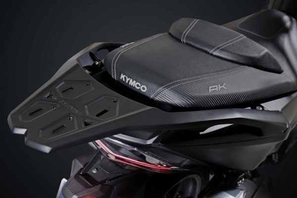 KYMCO España lanza la parrilla trasera original para el AK 550 de una pieza y de montaje sencillo y rápido