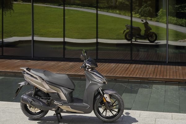 KYMCO sube un 21,6 % sus ventas y anuncia descuentos de hasta 500 euros y matrícula gratis