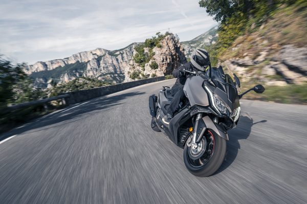 KYMCO España anuncia el superdeportivo AK 550 Premium