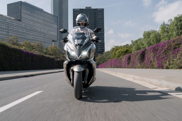 KYMCO España destaca la contribución del scooter a la seguridad vial en el quinto aniversario de los 30 km/h en las ciudades