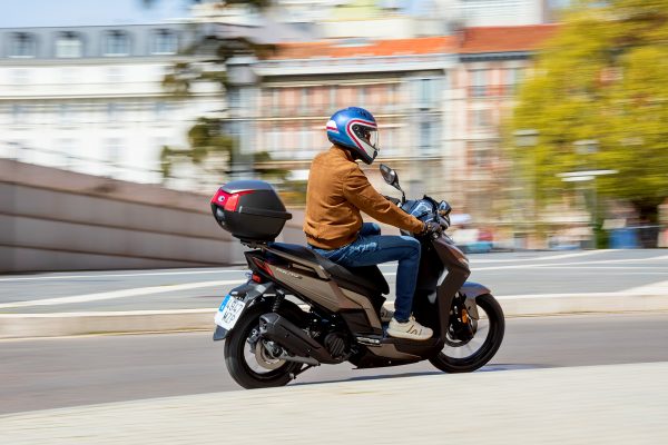 Nuevas normas para circular en moto en España: qué cambia para motoristas, usuarios de ciclomotor y ‘riders’ desde el 1 de octubre de 2026