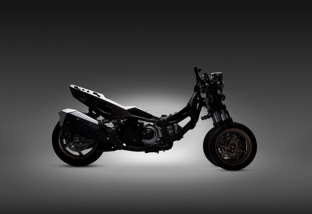 CV3 575 en estado puro. La arquitectura del chasis -principal foco innovador del nuevo KYMCO de doble tren delantero-, motor y suspensiones definen su comportamiento deportivo diferenciador.