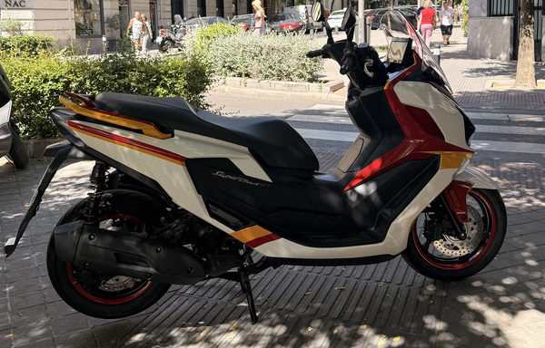 KYMCO Super Dink 125 con vinilo inspirado en la segunda equipación de España para el Mundial 2026